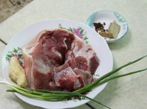 猪肉（我用的前腿肉，喜欢肥一点的可以用五花肉）洗净，准备其他用料