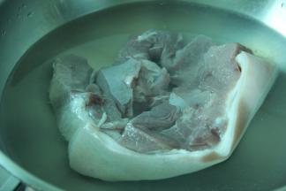 猪肉冷水下锅，等水烧开煮一小会