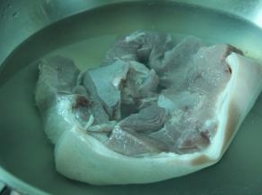 猪肉冷水下锅，等水烧开煮一小会