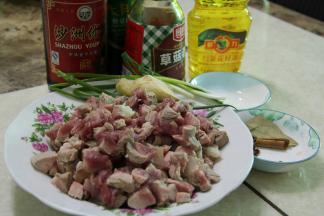 水烧开把猪肉捞出，冷水洗净血沫，肉切丁