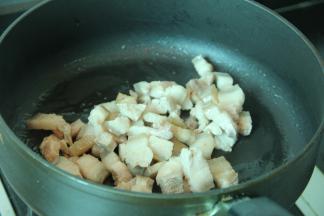 起油锅，把肥一点的猪肉丁下锅