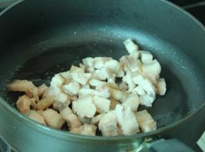 起油锅，把肥一点的猪肉丁下锅