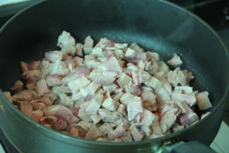 等猪肉略变色加入所有猪肉丁