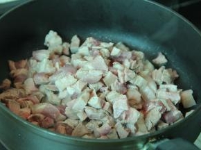 等猪肉略变色加入所有猪肉丁