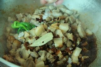 翻炒一下加入葱姜、香料、黄酒、生抽、老抽、冰糖