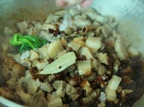 翻炒一下加入葱姜、香料、黄酒、生抽、老抽、冰糖