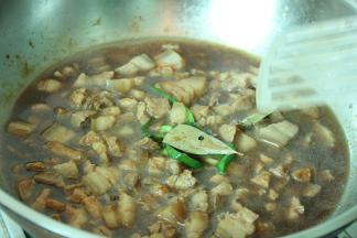 加水没过猪肉丁，大火烧开小火焖煮1小时