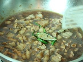 加水没过猪肉丁，大火烧开小火焖煮1小时