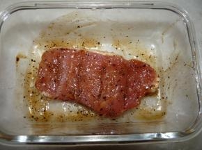 猪扒洗净，两面划上几刀，均匀抹上一层薄盐，撒满黑胡椒碎，再涂上一层蚝油，腌制2小时以上