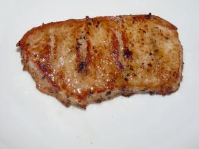 两面煎好后，起锅。可以通过切缝确认肉中间是否已全熟。