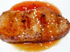 在表面淋上少许泰式甜辣酱或番茄酱或任何你想吃的酱，再撒上少许芝麻点缀，大功告成。