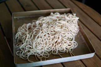 新鲜面条～
我是用面条机自己做的～
你们也可以市场买就好了～