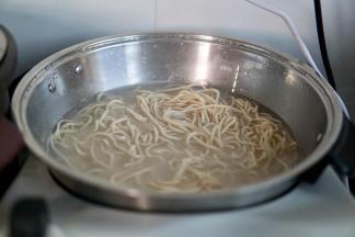 锅内烧开水
面条煮两分钟变软后即可捞出～