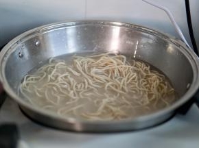 锅内烧开水
面条煮两分钟变软后即可捞出～