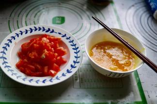 蒸面条的时候准备“浇头”
西红柿切丁
鸡蛋打碎放少许盐搅拌均匀