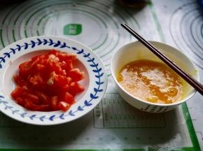 蒸面条的时候准备“浇头”
西红柿切丁
鸡蛋打碎放少许盐搅拌均匀
