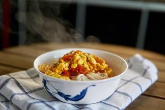 冒着热气的面才温暖 