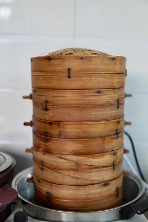 我是用蒸笼～
其实感觉如果有大锅只放一层蒸最好