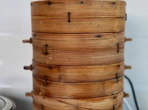 我是用蒸笼～
其实感觉如果有大锅只放一层蒸最好