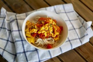 蒸熟的面条装入碗内～
浇上炒好的浇头拌匀即可～