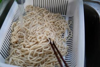 迅速过凉水～
稍微沥干水分放适量植物油拌匀防止粘连～