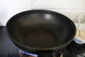 取炒锅～
冷锅热油～