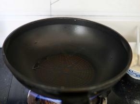 取炒锅～
冷锅热油～