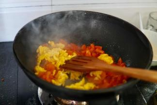 再放点油
炒西红柿出汁水后加入鸡蛋 
放入盐，鸡精调味备用.