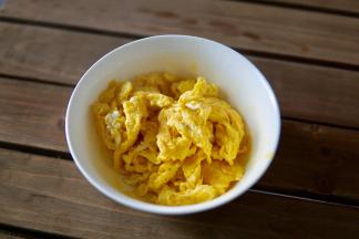 先炒鸡蛋
炒散备用～