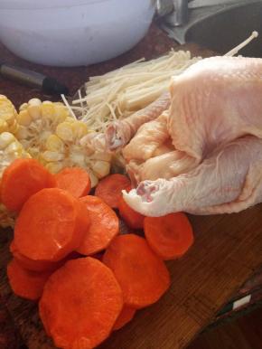 准备材料，蔬菜洗净，切块。鸡肉解冻！去掉鸡头，鸡脚，鸡屁股。鸡肚子切开！备用