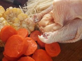 准备材料，蔬菜洗净，切块。鸡肉解冻！去掉鸡头，鸡脚，鸡屁股。鸡肚子切开！备用