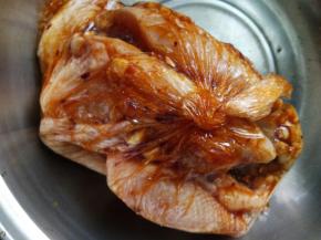 把所有调料放入大碗里，调匀（忘记拍照了，）取一保鲜袋，把鸡装进去，再把调料倒进鸡肚子，袋口扎起来，慢慢按摩鸡身，（这鸡真享受）静置2小时。