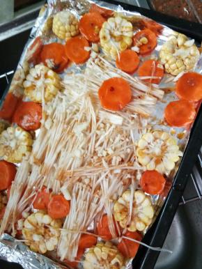 烤箱预热，上下火200度，蔬菜刷液