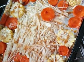 烤箱预热，上下火200度，蔬菜刷液