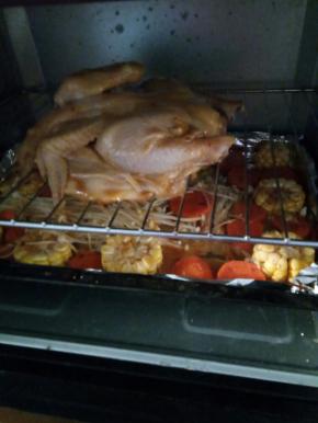 把鸡摊在烤网上，压平，中下层，蔬菜装烤盘，放下层，一起送入烤箱，