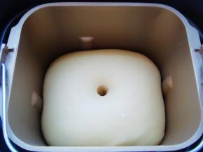 面团和扩展阶段能拉出厚膜即可，开始进行发酵至2倍大。手指沾少许面粉扎孔，面团不回缩就发酵好了。