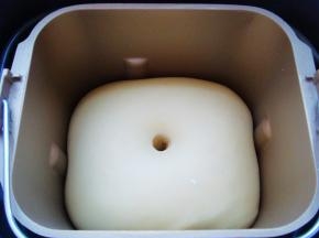 面团和扩展阶段能拉出厚膜即可，开始进行发酵至2倍大。手指沾少许面粉扎孔，面团不回缩就发酵好了。