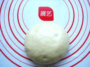 把面团放在垫子上排气。