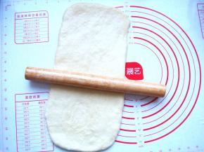 用擀面杖擀成长形面片。