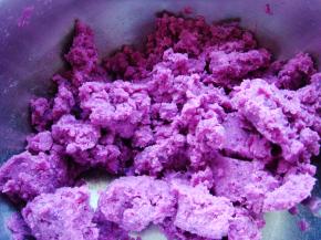 紫薯清洗干净上蒸锅蒸熟，用小勺子压成泥备用。（也可利用面团发酵的空挡来做）