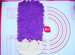 留下三分之一，均匀的铺上紫薯泥。