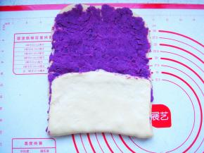 拿起面片向中间折上去。