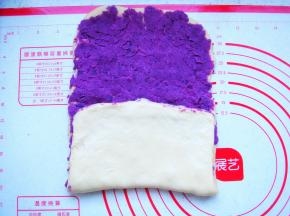 拿起面片向中间折上去。