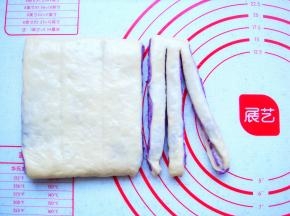 用擀面杖稍微擀几下，使薄厚均匀。分割成6份，取其中的一份切成三条，顶端不要切断。