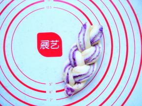 切面向上，编成小辫子。