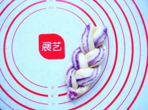 切面向上，编成小辫子。