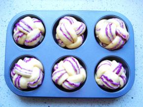 依次做好，放入模具中。盖上保鲜膜放温暖处发酵1.5——2倍大。用小刷子均匀的刷上全蛋液（份量外）。