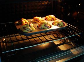 烤箱提前预热：上175度，下150度，放中下层烤18分钟即可。