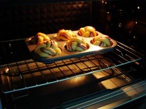 烤箱提前预热：上175度，下150度，放中下层烤18分钟即可。