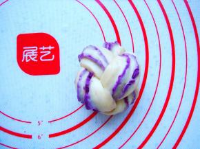 向里卷起来，接口向下放。